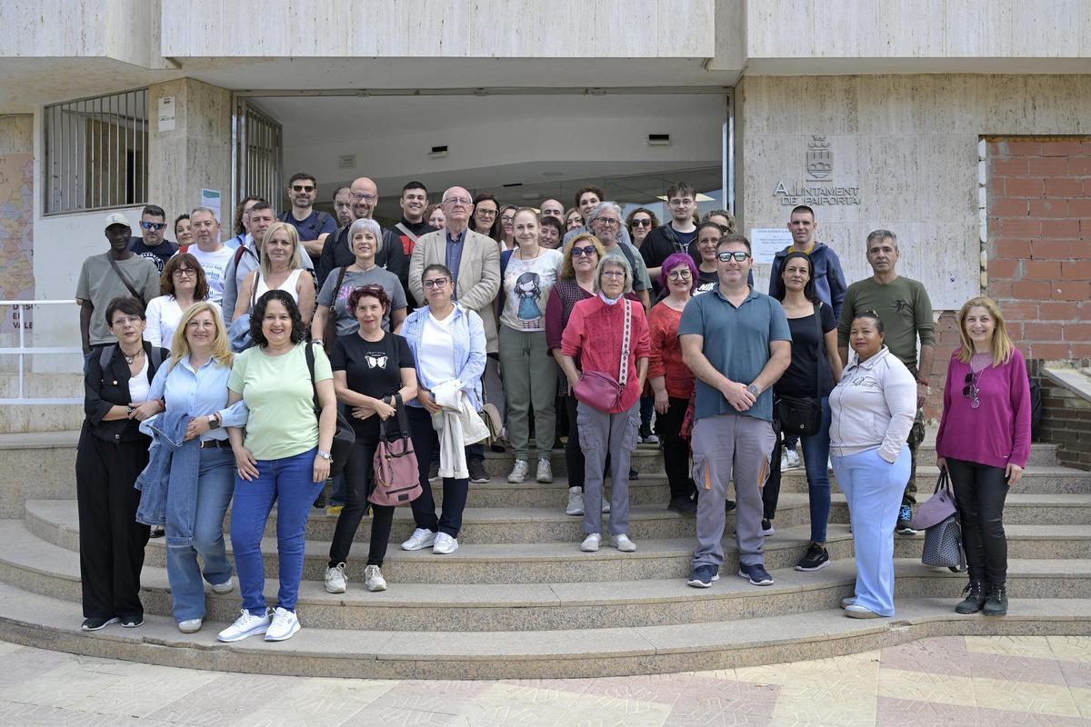 El alcalde Vicent Ciscar recibe a los integrantes del taller ocupacional.