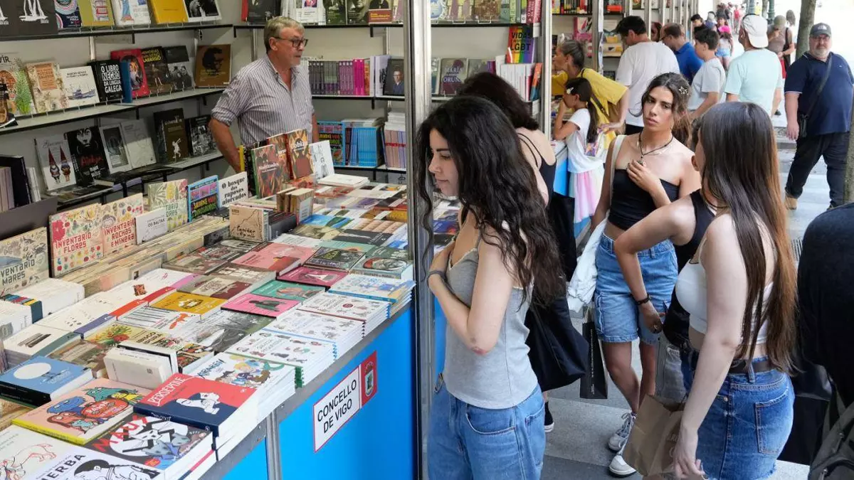 La Feria del Libro de Vigo llena de historias la Alameda