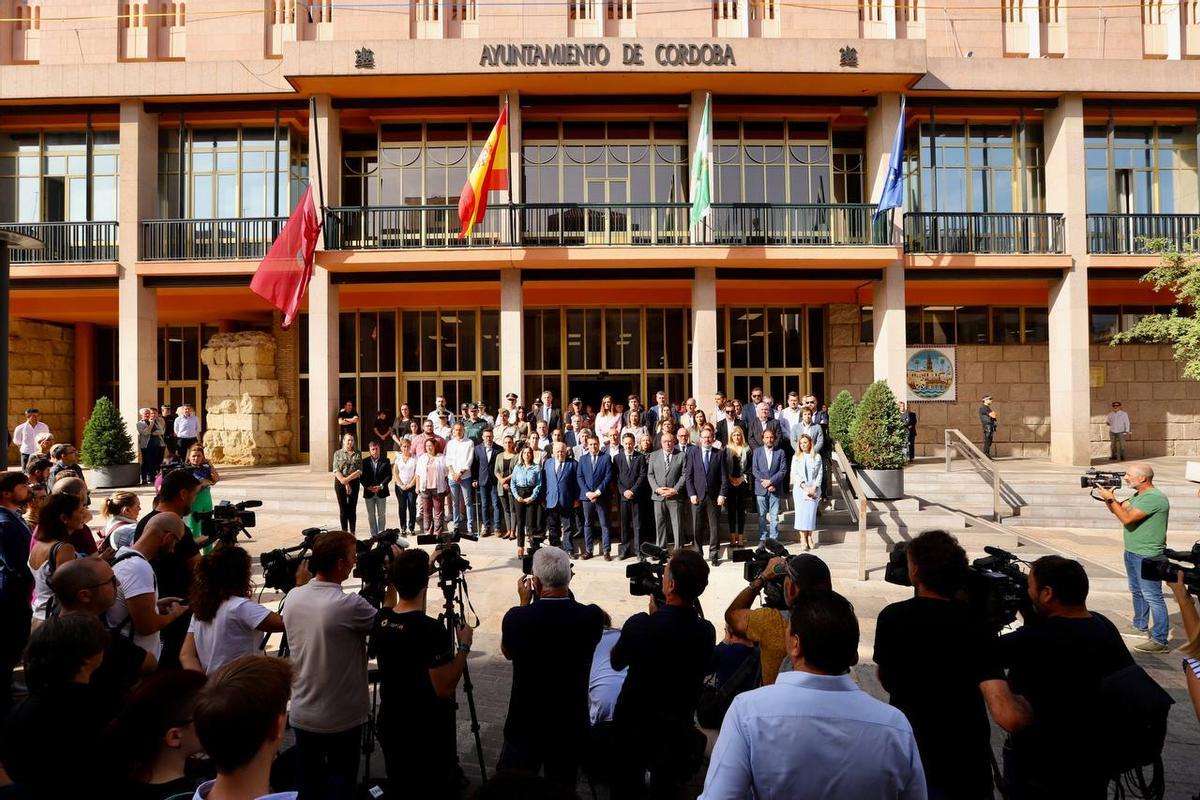 Minuto de silencio frente al Ayuntamiento de Córdoba.