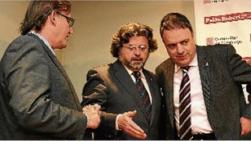 Imatge d&#039;arxiu del secretari d&#039;Universitats de la Generalitat, Antoni Castellà (centre), i els alcaldes de Vic, Josep Maria Vila d&#039;Abadal (esquerra), i de Manresa, Valentí Junyent