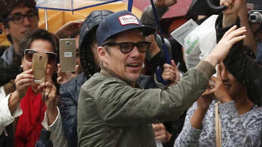 El actor Ethan Hawke saluda, ayer, a los fans a su llegada al hotel.