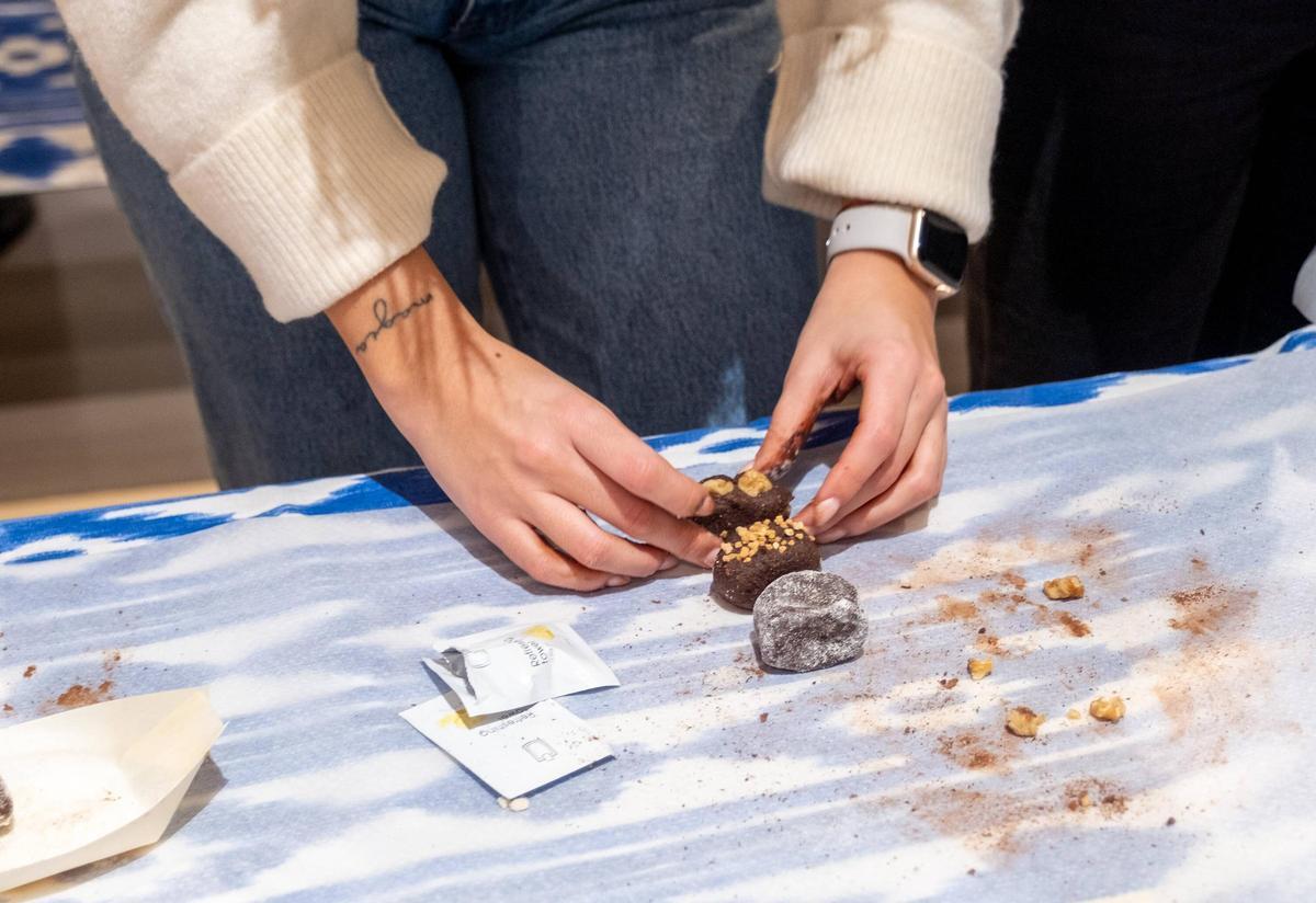 Cuinar amb consciència: Carlota Sobrino i el seu 'brownie' saludable sense forn.