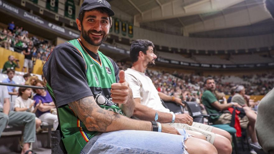 Ricky Rubio, a les grades de l’Olímpic de Badalona presenciant el Joventut-Tenerife.