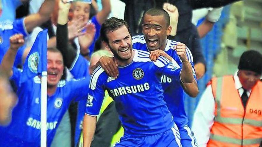 Mata es felicitado por Bosingwa, autor del primer gol, tras lograr el asturiano el 3-1 para el Chelsea ante el Norwich.