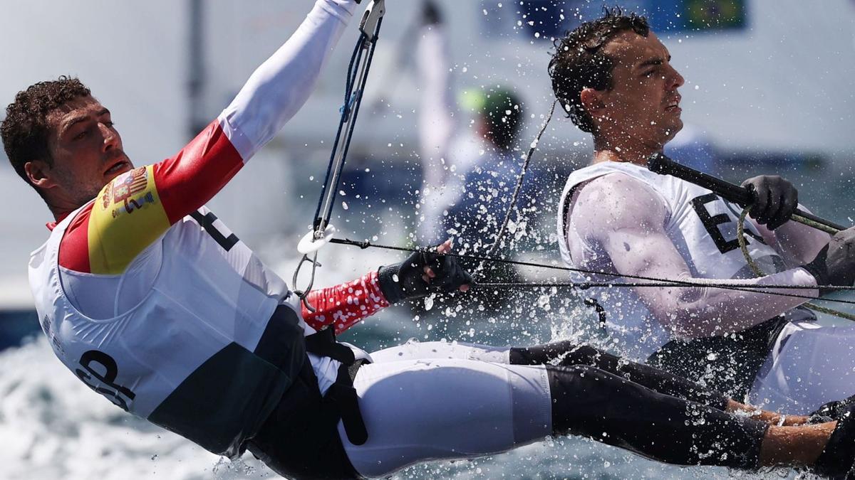 Nico Rodríguez y Jordi Xammar, durante una regata de los Juegos Olímpicos. // EFE