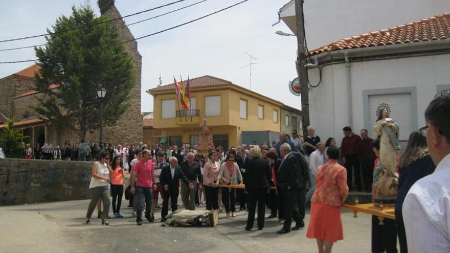La imagen tras caerse al suelo durante la procesión del domingo en Arrabalde.