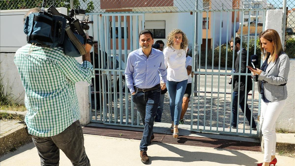 El candidato socialista Pedro Marques y su mujer Cecilia Seias llegan a su colegio electoral cerca de Lisboa. El candidato socialista Pedro Marques y su mujer Cecilia Seias llegan a su colegio electoral cerca de Lisboa.