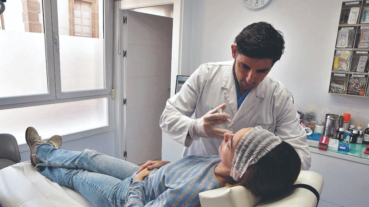 Tratamiento estético con ácido hialurónico a una paciente.