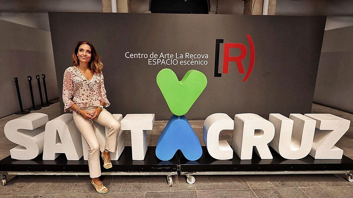 La concejala Gladis de León, responsable de la programación de Cultura de Santa Cruz, en la sala Espacio R de La Recova Vieja.