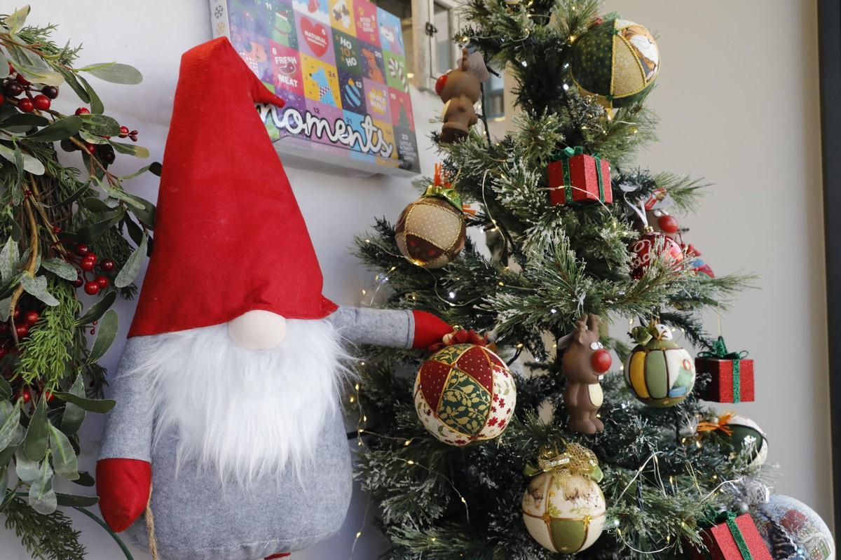 Los comercios de La Calzada animan la Navidad con sus escaparates de concurso (en imágenes)