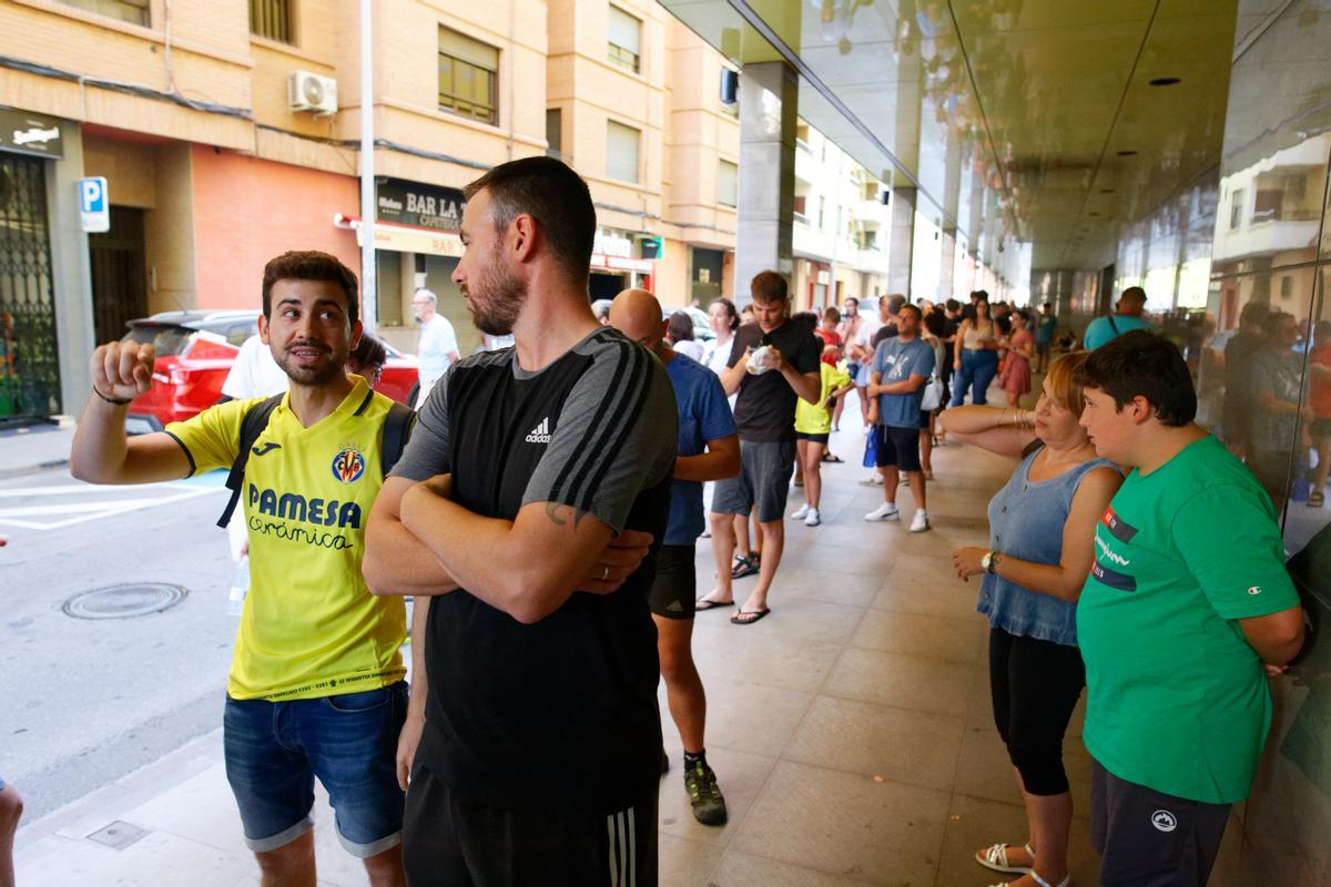 Largas colas durante el día de ayer tanto en el Estadio de la Cerámica como en la Plaza del Ayuntamiento para los aficionados del Villarreal que consiguieron su pase para el nuevo curso.