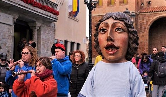 Imagen de archivo de la 'Dona dels Nassos' en uno de sus tradicionales desfiles por Cornellà.