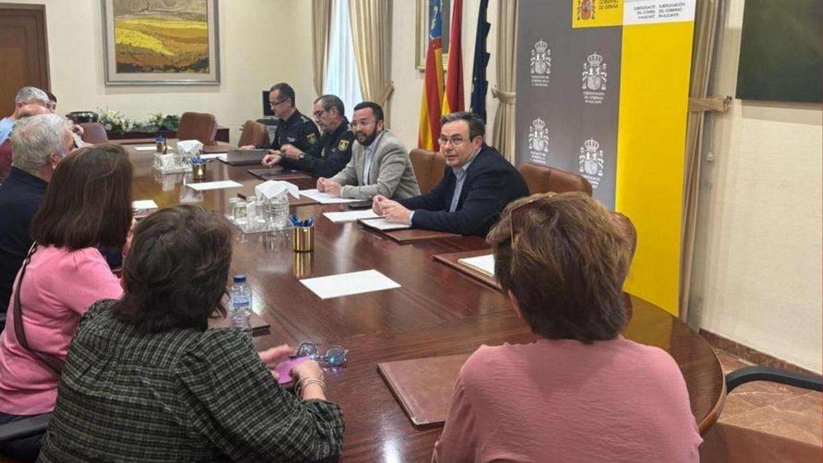 La reunión con los afectados mantenida ayer por la tarde en Alicante, en la sede de la Subdelegación del Gobierno.