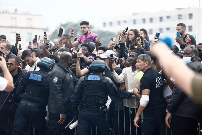 La locura en París por Messi, en imágenes