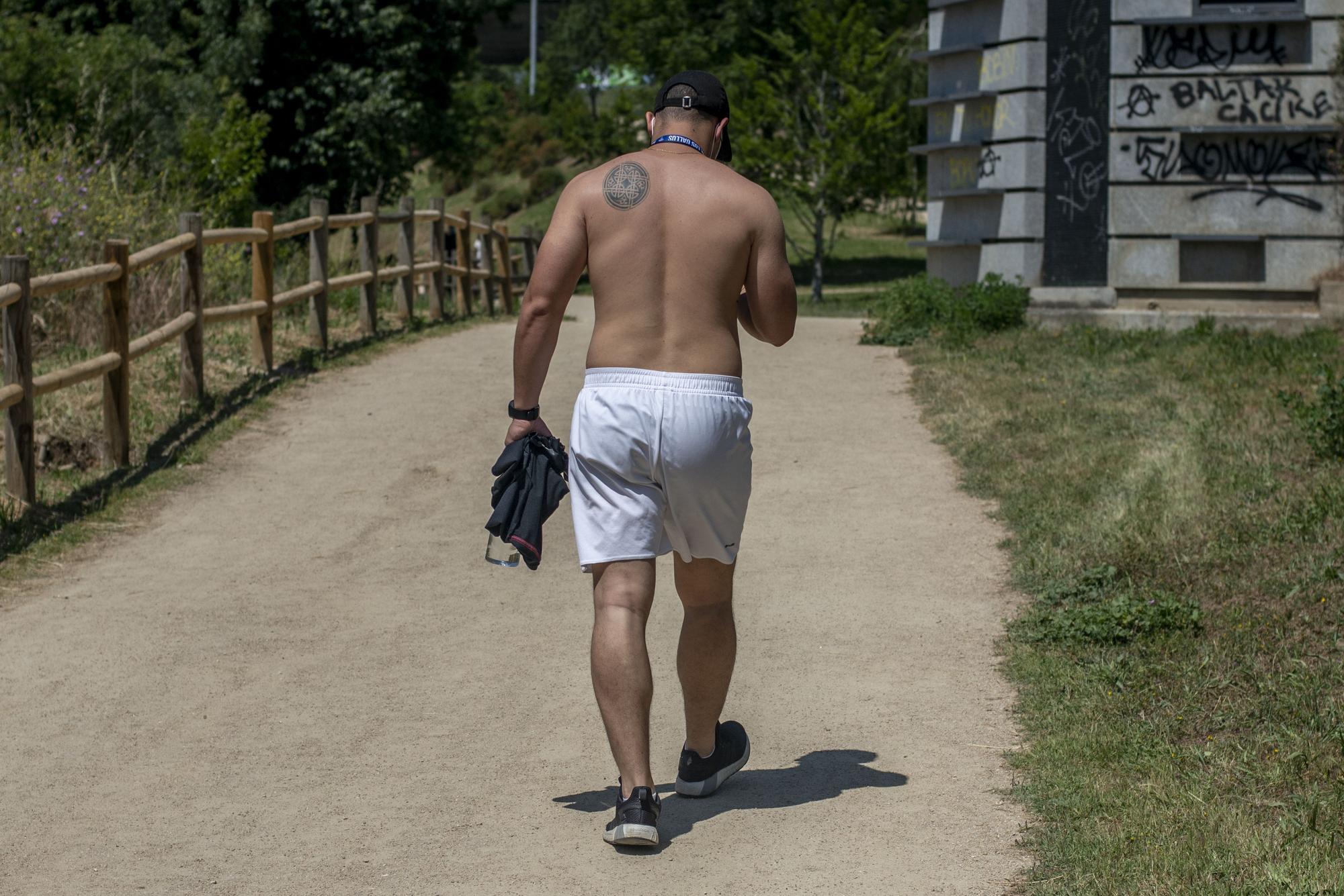 Un hombre ejercitándose ayer en el paseo del Miño, sin camiseta por el calor. // BRAIS LORENZO