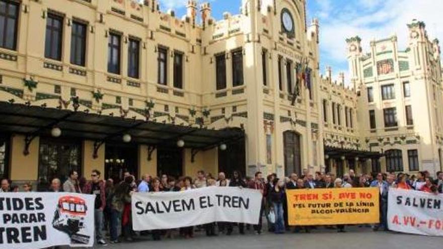 Los manifestantes ayer en el exterior de la Estación del Norte en Valencia.