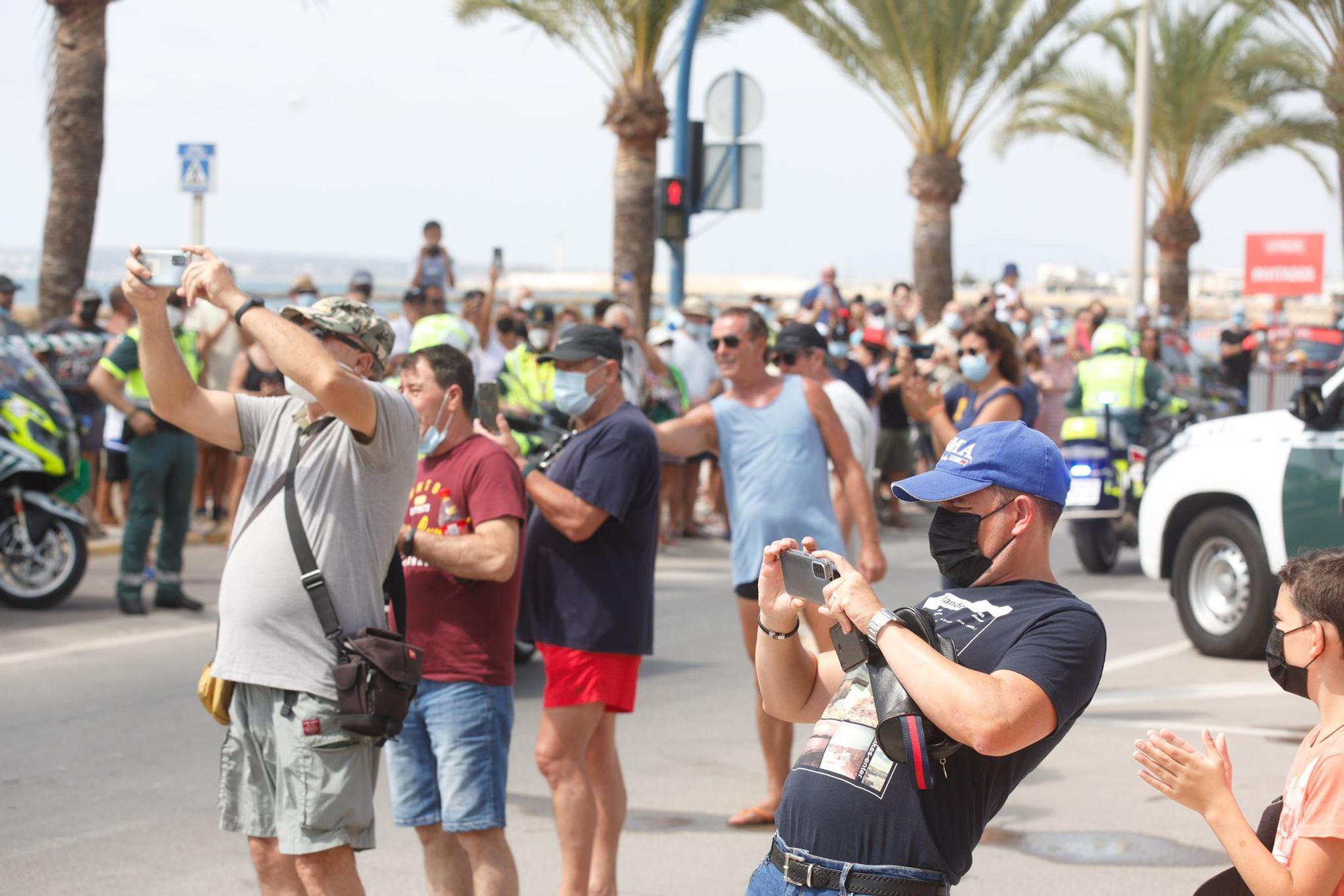 Así se ha vivido el arranque de la octava etapa de la Vuelta en Santa Pola