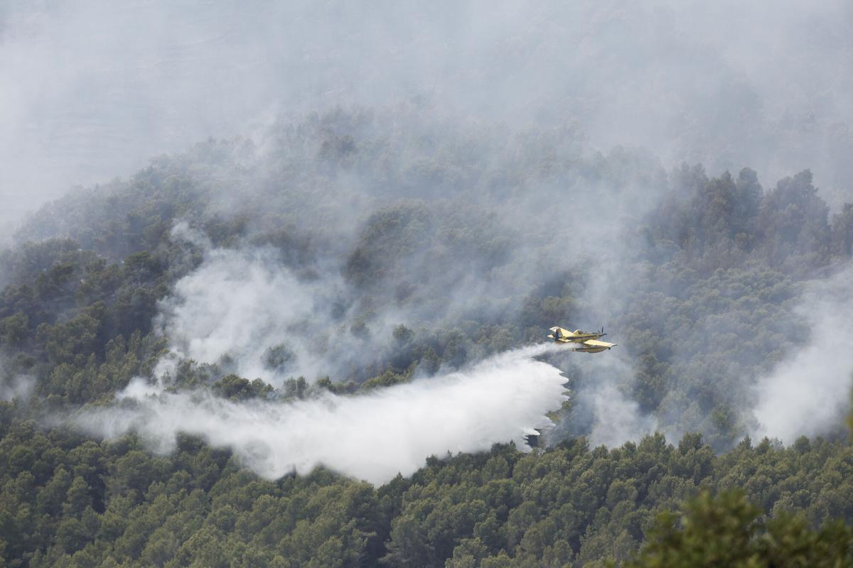 ONDA (CASTELLÓN), 29/07/2026.- Un hidroavión realiza una descarga de agua en los alrededores de la ermita de Santa Bárbara en Onda (Castellón), durante la quinta jornada de lucha contra el fuego en la Vall d'Uixó (Castellón), que desde el pasado sábado sufre un incendio forestal que sigue sin control y ha quemado 9.300 hectáreas en 81 kilómetros. EFE/Manuel Bruque