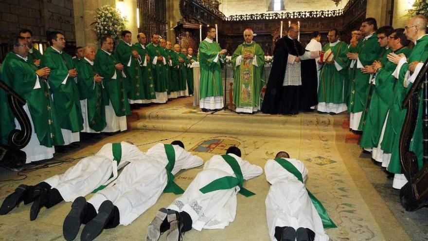 Ceremonia en la catedral de Tui para ordenar nuevos sacerdotes. // Marta G. Brea