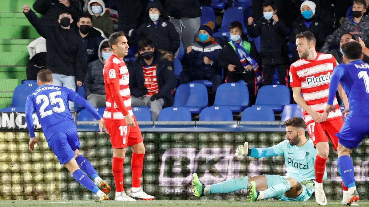 Los jugadores del Granada se lamentan en un gol del Getafe.