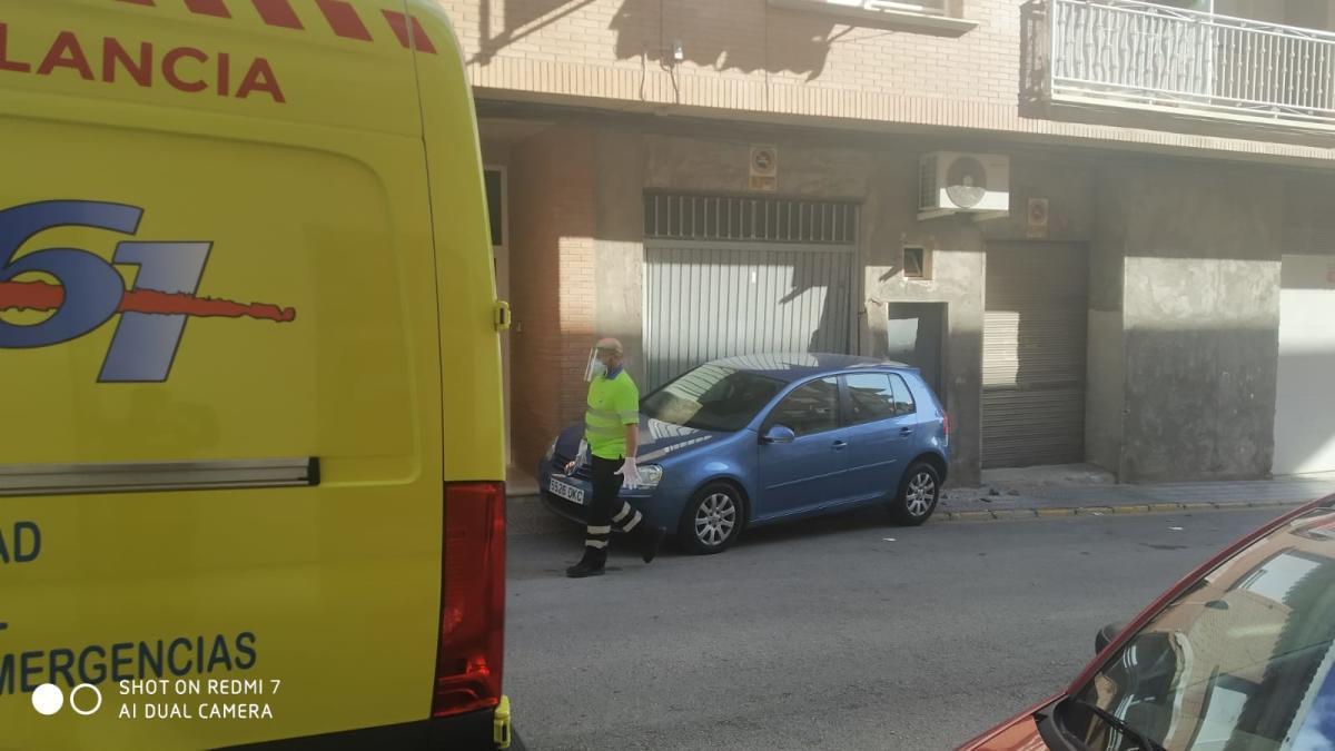 Dos niños heridos al chocar un coche contra la puerta de un garaje en Jumilla