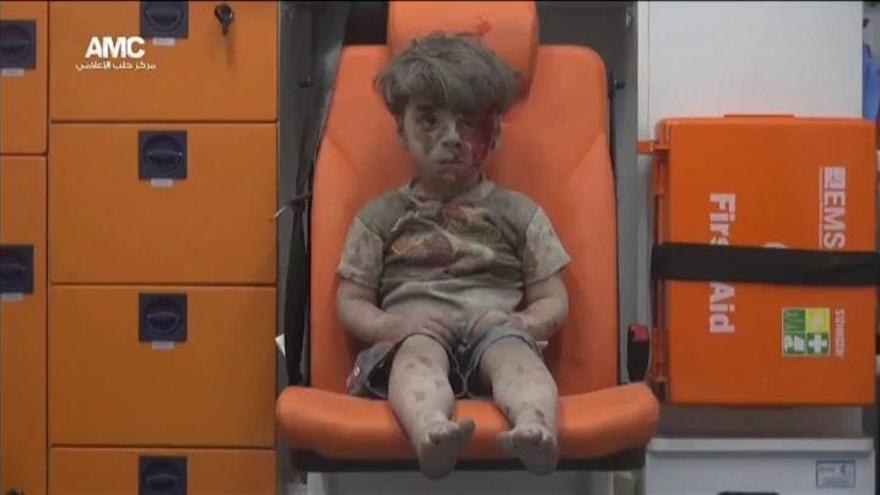 La imagen de un niño de cinco años superviviente en Alepo impacta al mundo