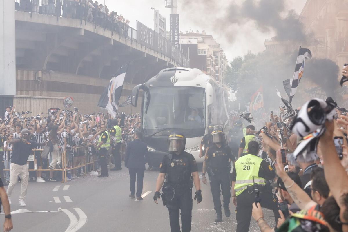 Galería | El recibimiento al autobús del Castellón, en imágenes Galería | El recibimiento al autobús del Castellón, en imágenes