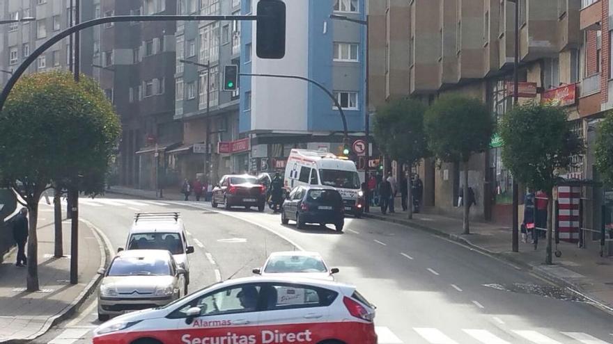 Una ambulancia y bomberos, en la calle Fuente del Real.