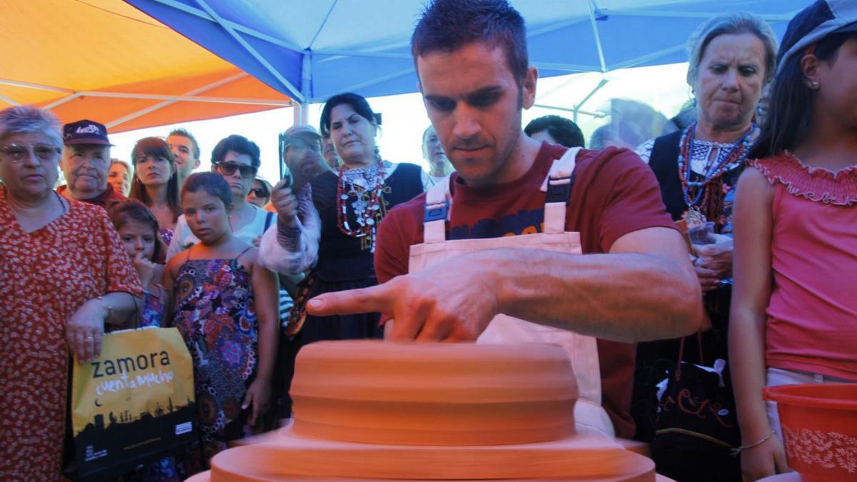 Un artesano realiza una demostración en vivo del oficio de alfarero.