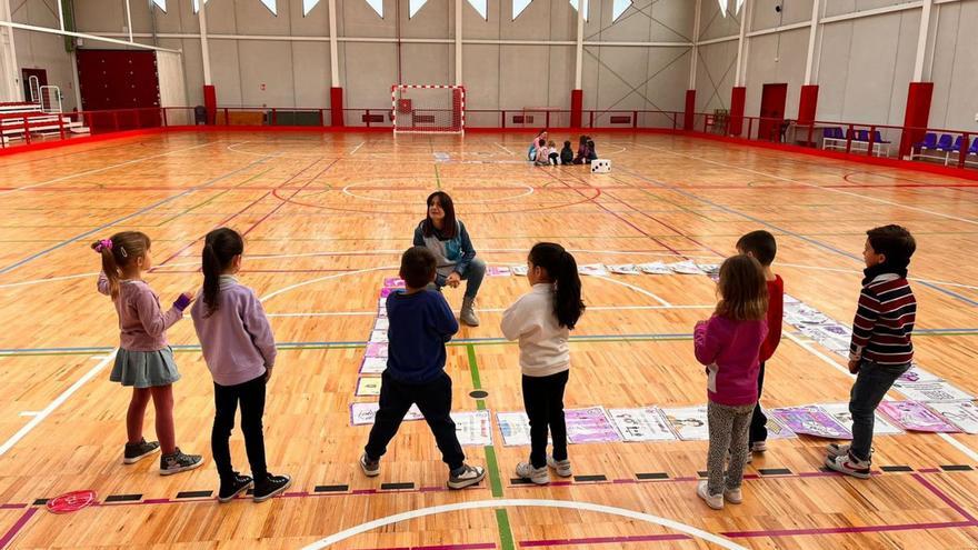 Un grupo de alumnos participan en una innovadora ‘Oca’ en el CEIP Vega del Segura. | L.O.