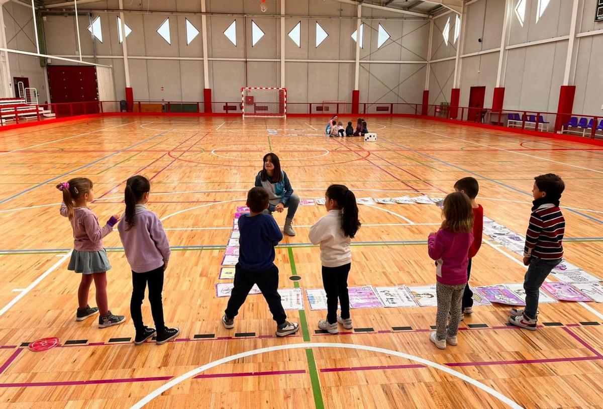 Un grupo de alumnos participan en una innovadora ‘Oca’ en el CEIP Vega del Segura. | L.O.