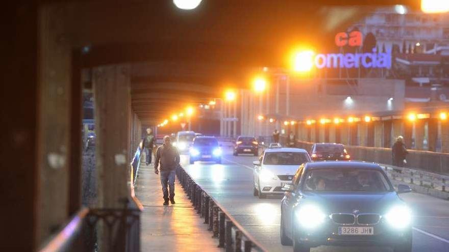 Coches en el puente de A Barca, junto a la marquesina que se cambiará. // G. Santos