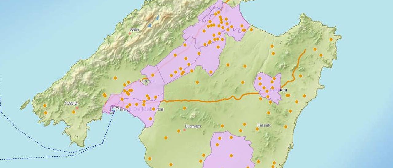 Mapa publicado por el Ministerio de Transición Ecológica que muestra los puntos más contaminados de la isla y las zonas (en rosa) más vulnerables a los nitratos.