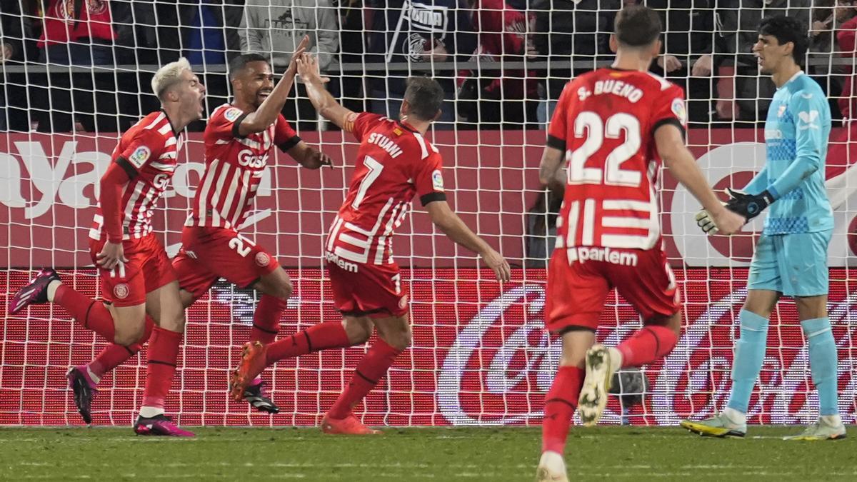 Los jugadores del Girona celebran el gol de Yangel Herrera.