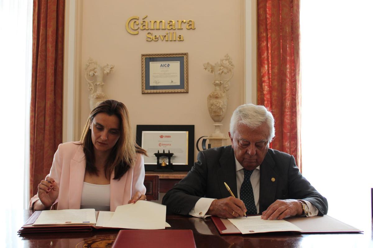 Rocío Campos y Francisco Herrero firman un acuerdo de colaboración