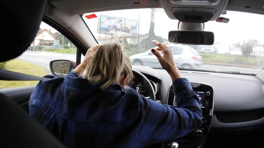 Una mujer, conduciendo