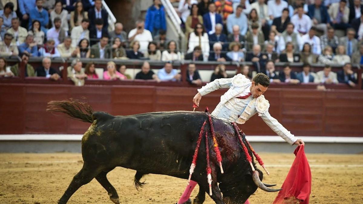 La extraordinaria embestida de ‘Frenoso’ de Victoriano del Río en la muleta de Fernando Adrián.