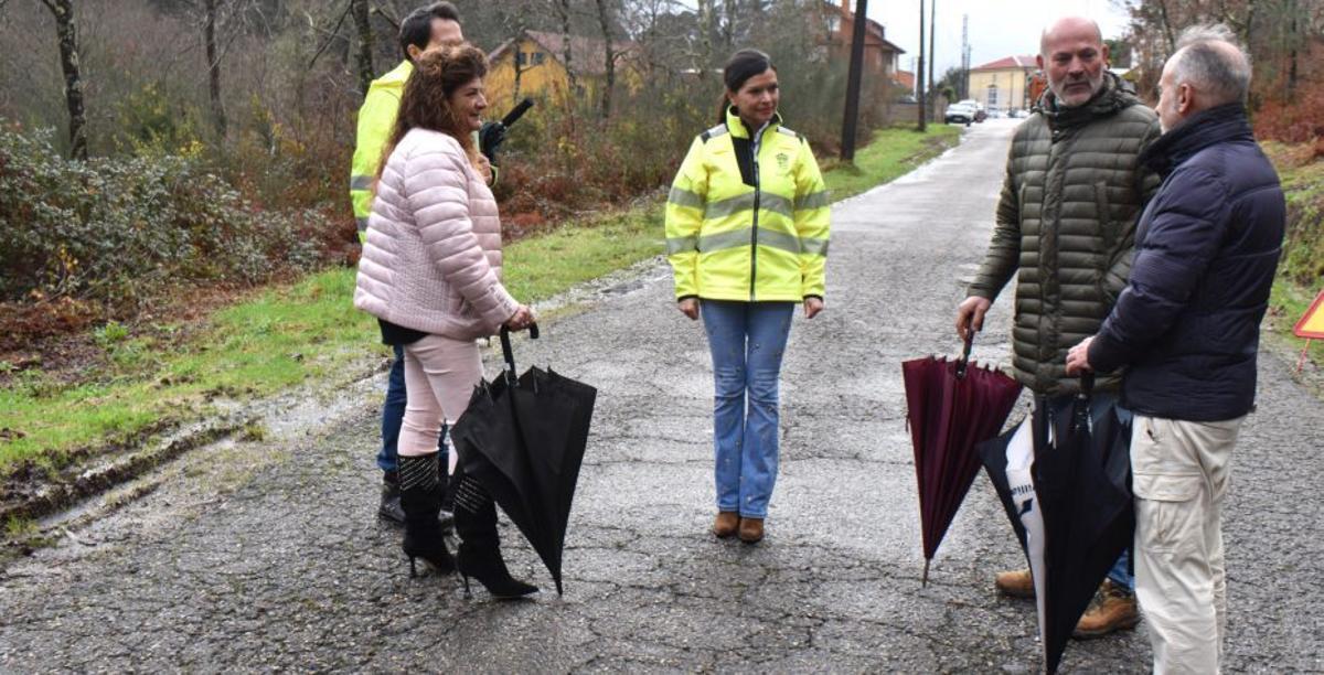 La alcaldesa Nidia Arévalo visita las obras de la nueva senda peatonal do Porselo, en Dornelas.