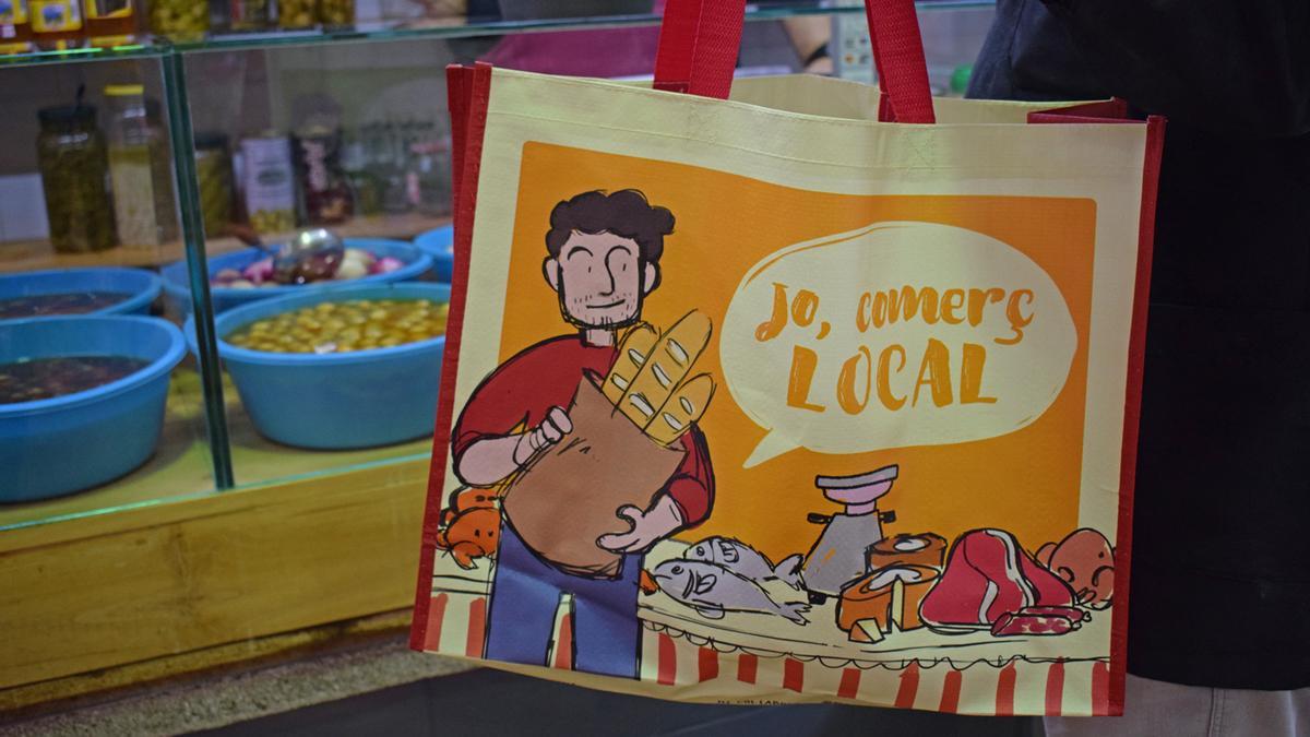 Un cliente compra en un comercio de Alfafar.
