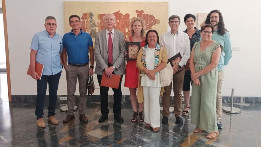 Lorenzo Abad, Alicia Fernández, Elena Ruiz y Andrés Martínez, delante de la pieza. | L.O.