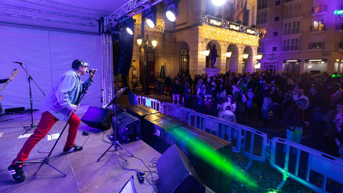 Un aspecto de la fiesta de Nochevieja en la plaza Major de Gandia.