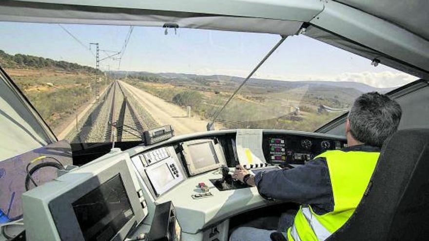 Trazado por el que discurrirán los trenes hasta 2025, desde un tren laboratorio de Adif. | PERALES IBORRA