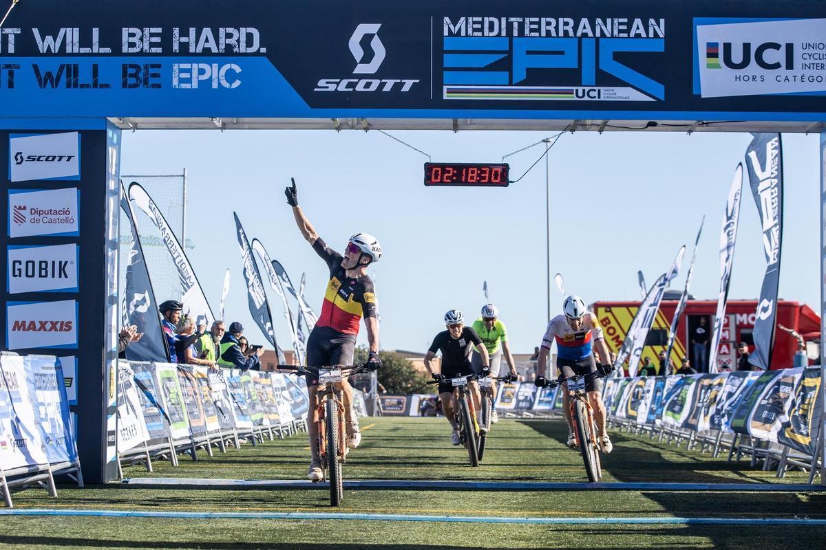 Imagen del esprint que decidió la segunda etapa de la Scott Mediterranean Epic, que se trasladó de Orpesa a Castelló, con triunfo de Wout Alleman.