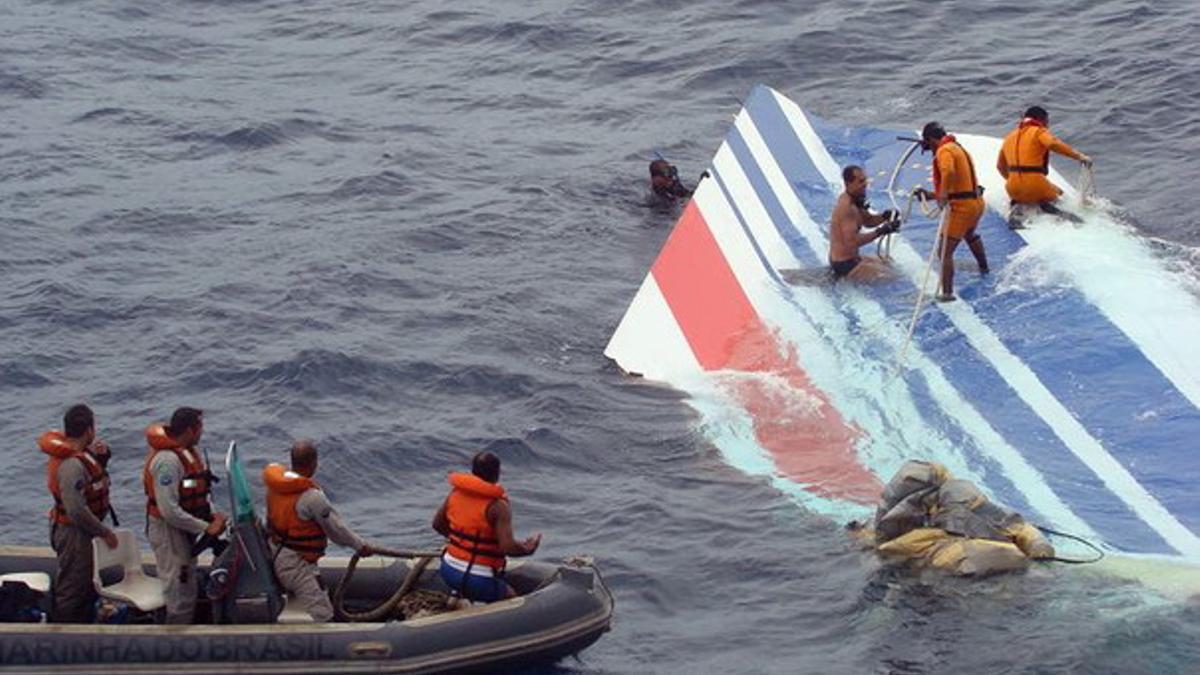 Un grupo de soldados de la Marina rescatando partes del avión Airbus A330-200 de Air France desaparecido en el Océano Atlántico con 228 personas a bordo, en junio del 2009.