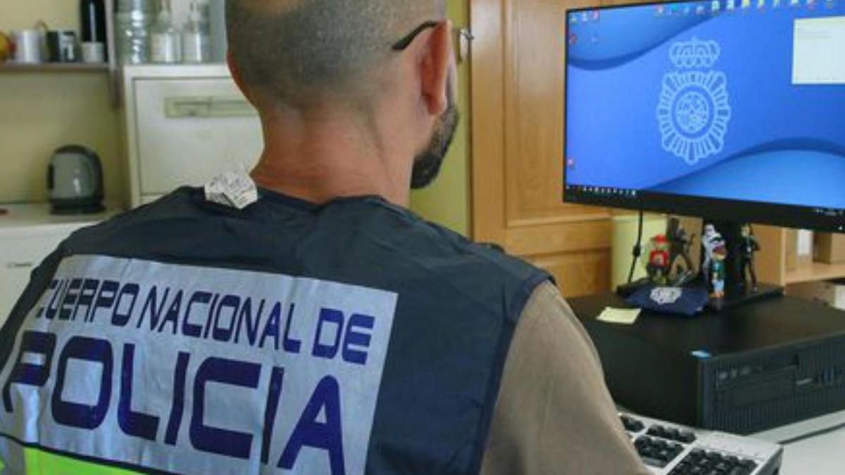 Un policía investigador.