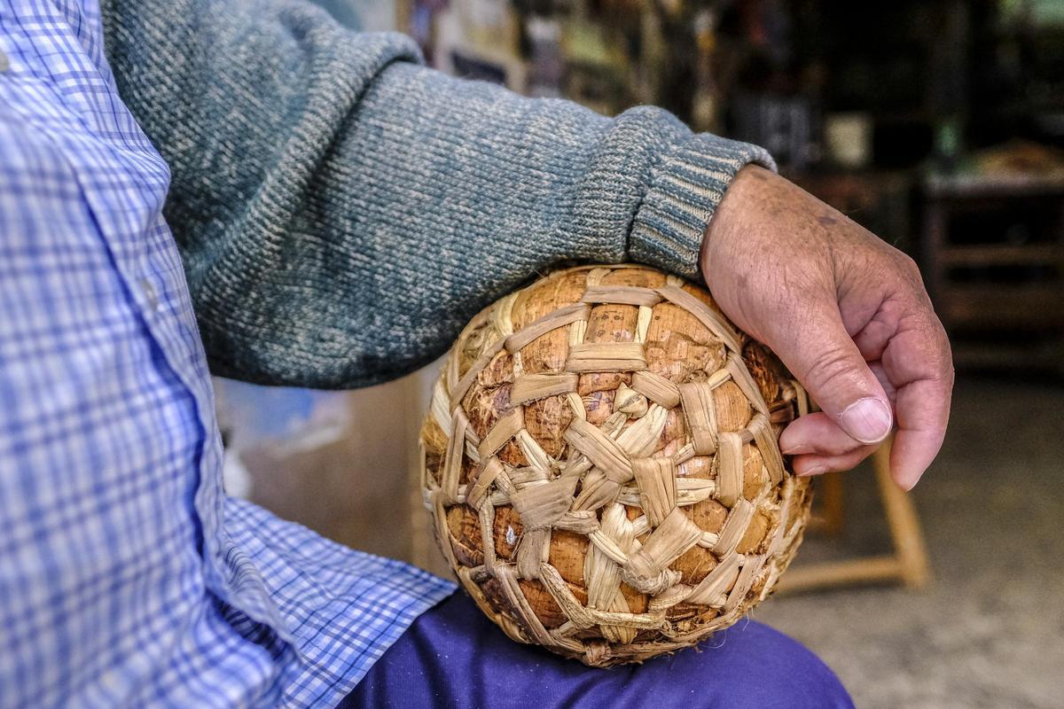 La pelota hecha con hojas de platanera.