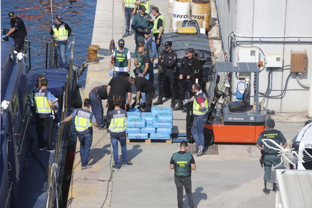 Trasladan al puerto de Alicante un alijo de 15 toneladas de hachís