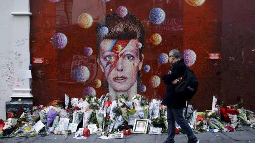 Flores junto a un mural dedicado a David Bowie en Londres.