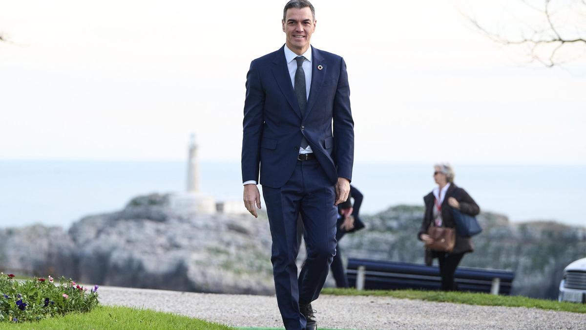 El presidente del Gobierno, Pedro Sánchez, a su llegada a la XXVII Conferencia de Presidentes, en el Palacio de la Magdalena, a 13 de diciembre de 2024, en Santander, Cantabria (España). La conferencia se celebra tras más de dos años sin convocarse, en un
