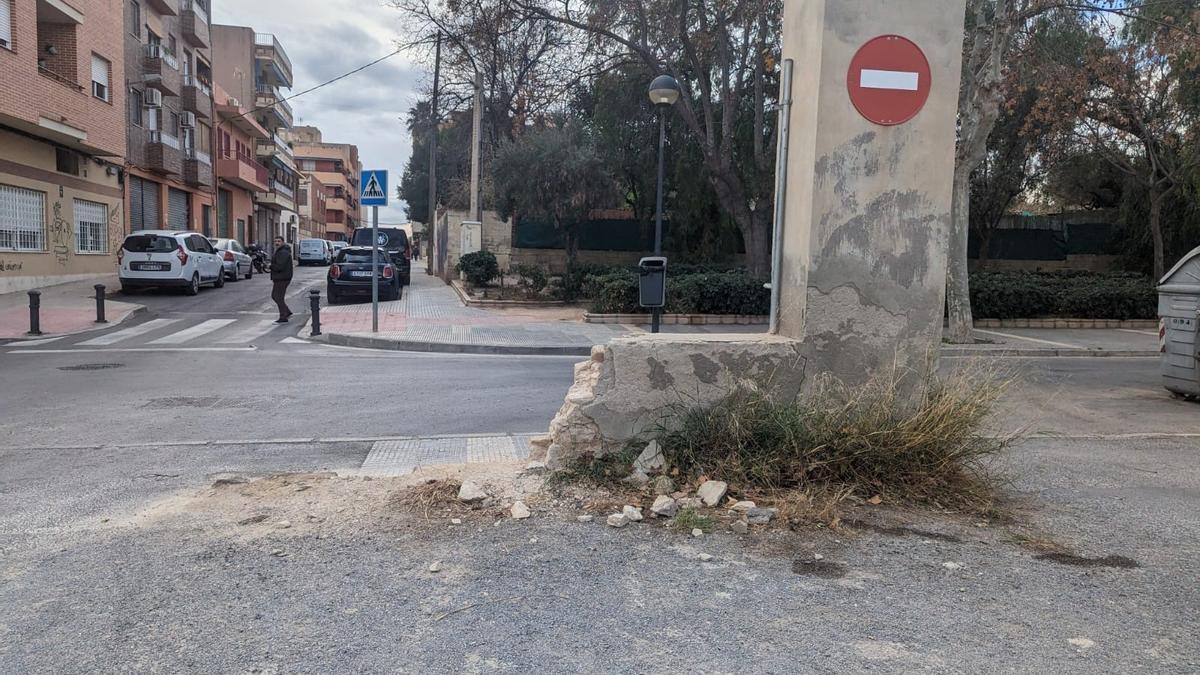 Murete de entrada al aparcamiento disuasorio en la calle Maigmona.